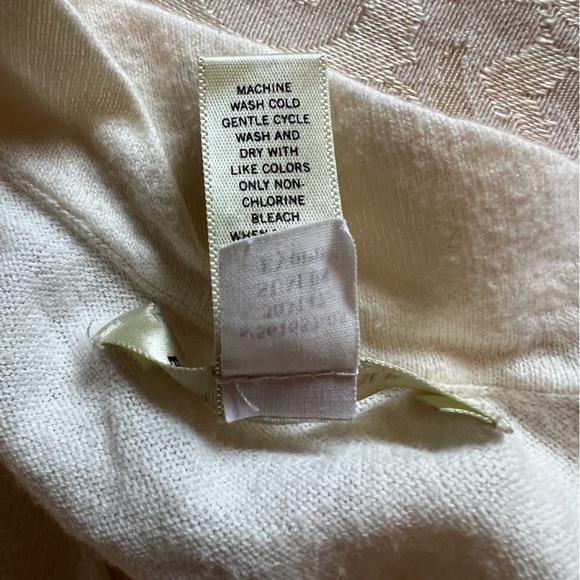Banana Republic Women’s Off white/Cream lightweight Short Sleeve Sweater - Picture 3 of 3